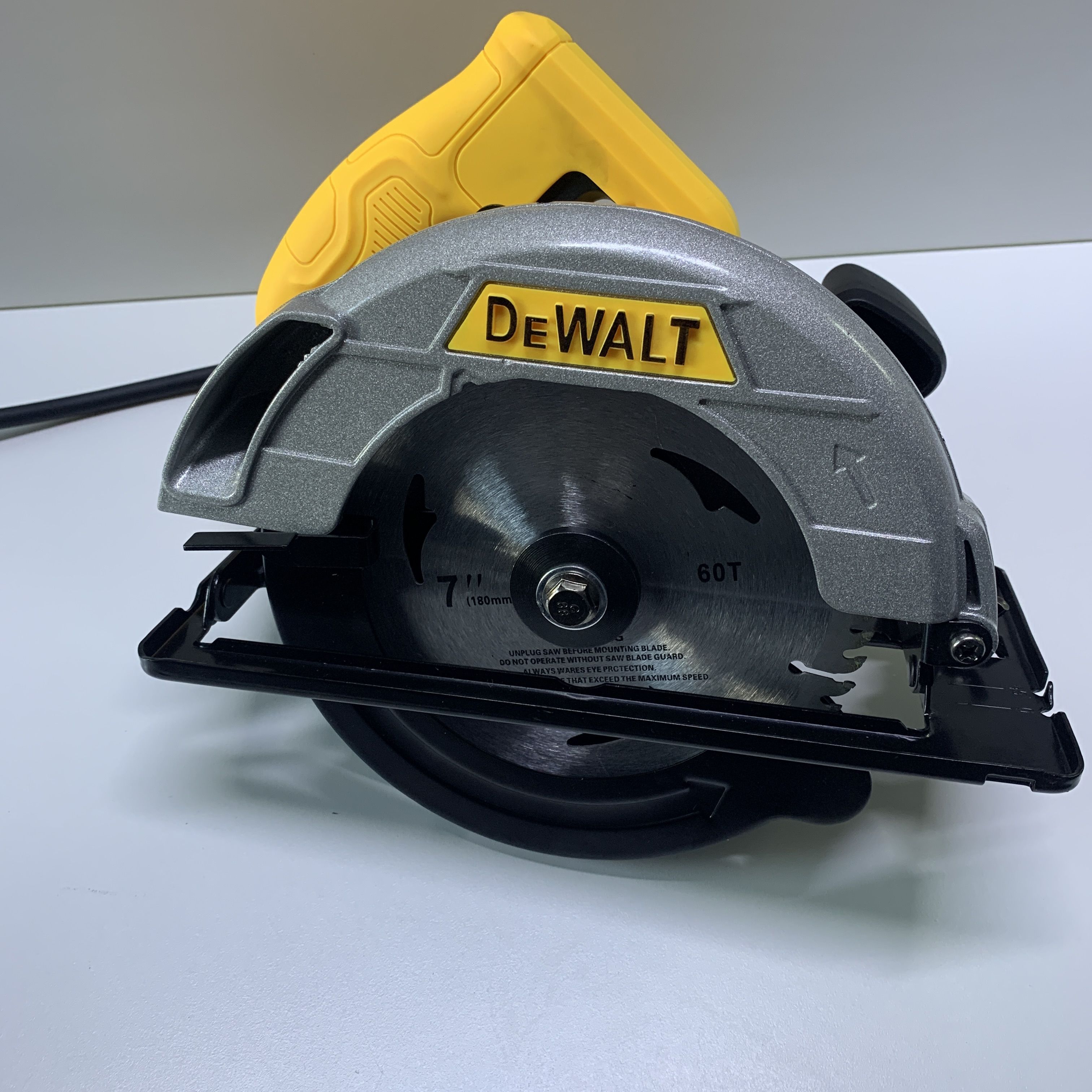 Дисковая пила циркулярка DeWALT DW705 1580W 185мм