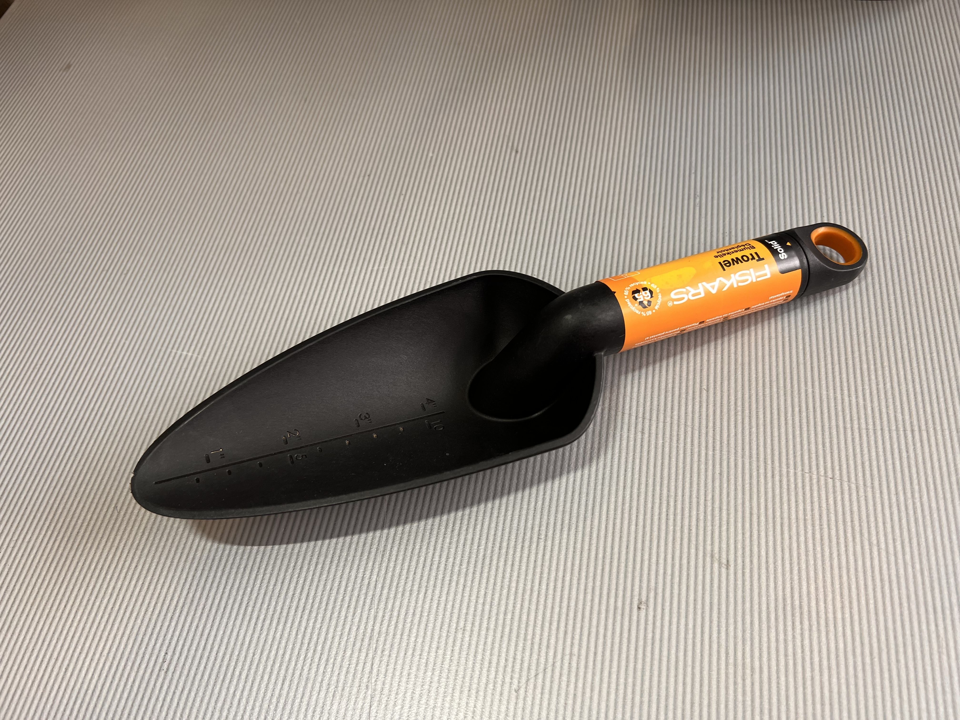 Совок садовый Fiskars Solid 1071899