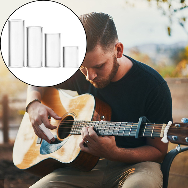 музыкант играет на гитаре со стеклянным слайдом на пальце