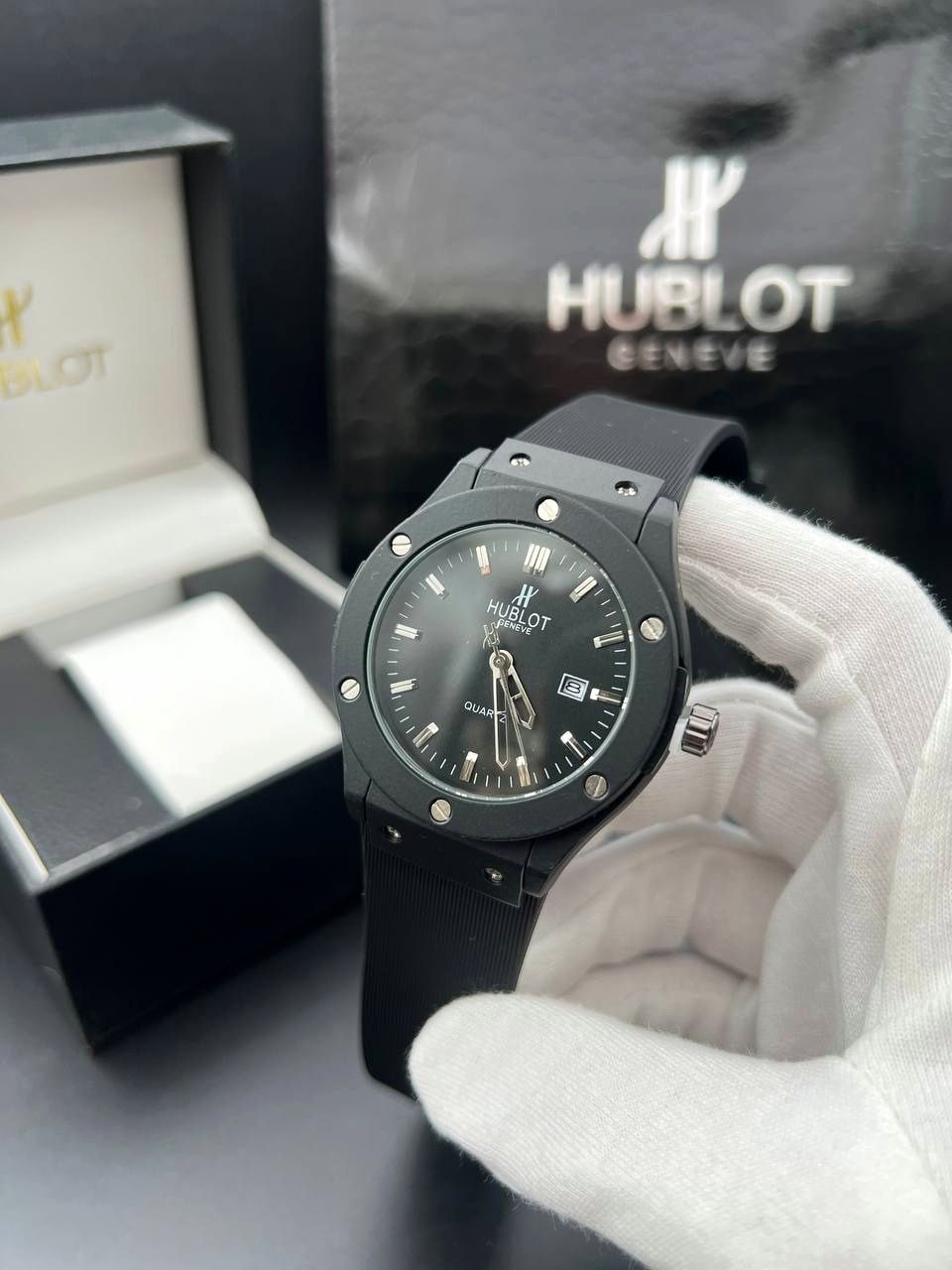 HublotНаручныечасыметаллическиесдатойПремиум