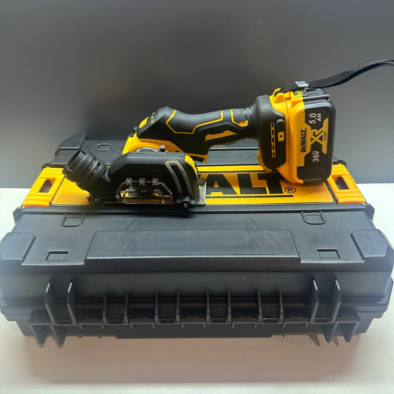 АккумуляторныйштроборезDeWALT