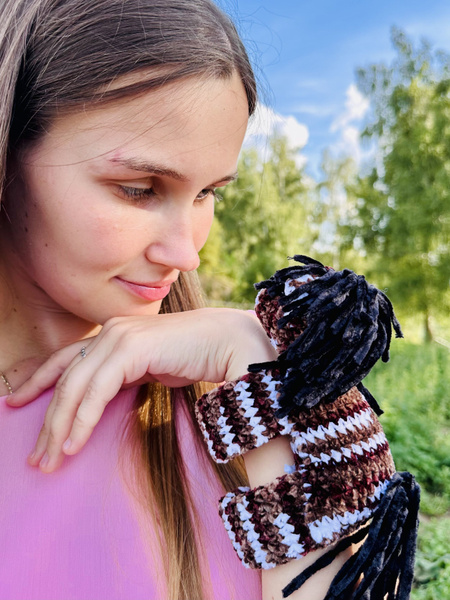 Браслет игрушка на руку лошадка вязаная пегая - купить с доставкой по ...