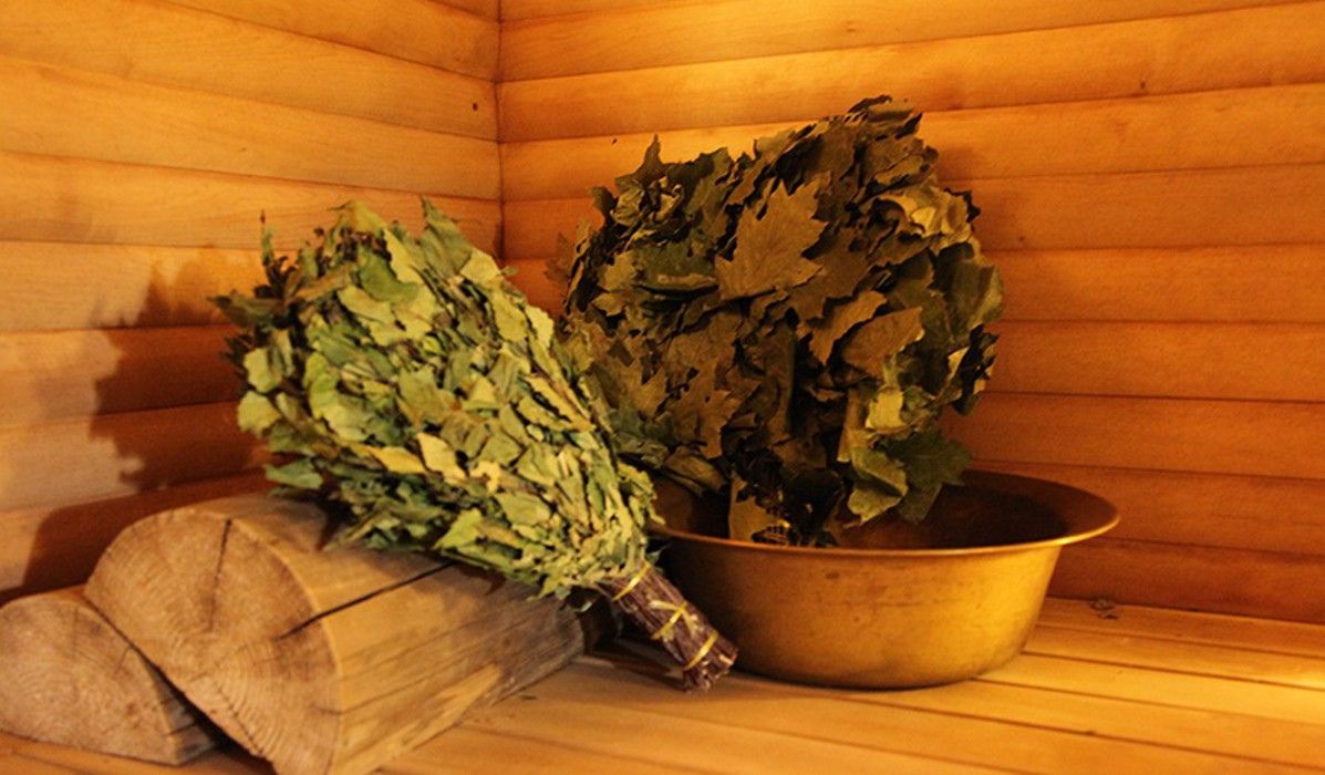 Березово дубовый веник. Веник для бани дубовый. Банный веник. Разные веники для бани. Веник для бани.