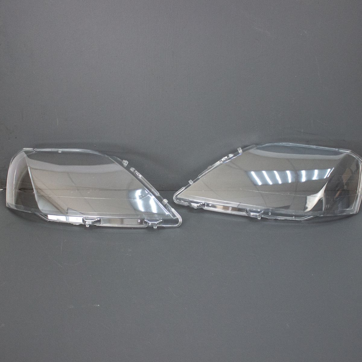 Стекло фары Ларгус из поликарбоната комплект арт.8200744753; 8200744754 Lada Largus до 2021г.в. Renault Logan до 2016 г.в комплект 2шт.