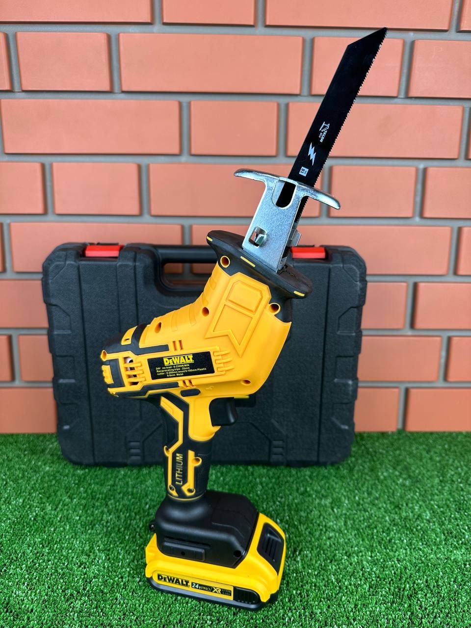 Сабельная пила аккумуляторная DeWalt электропила 24V Деволт 2 АКБ в кейсе