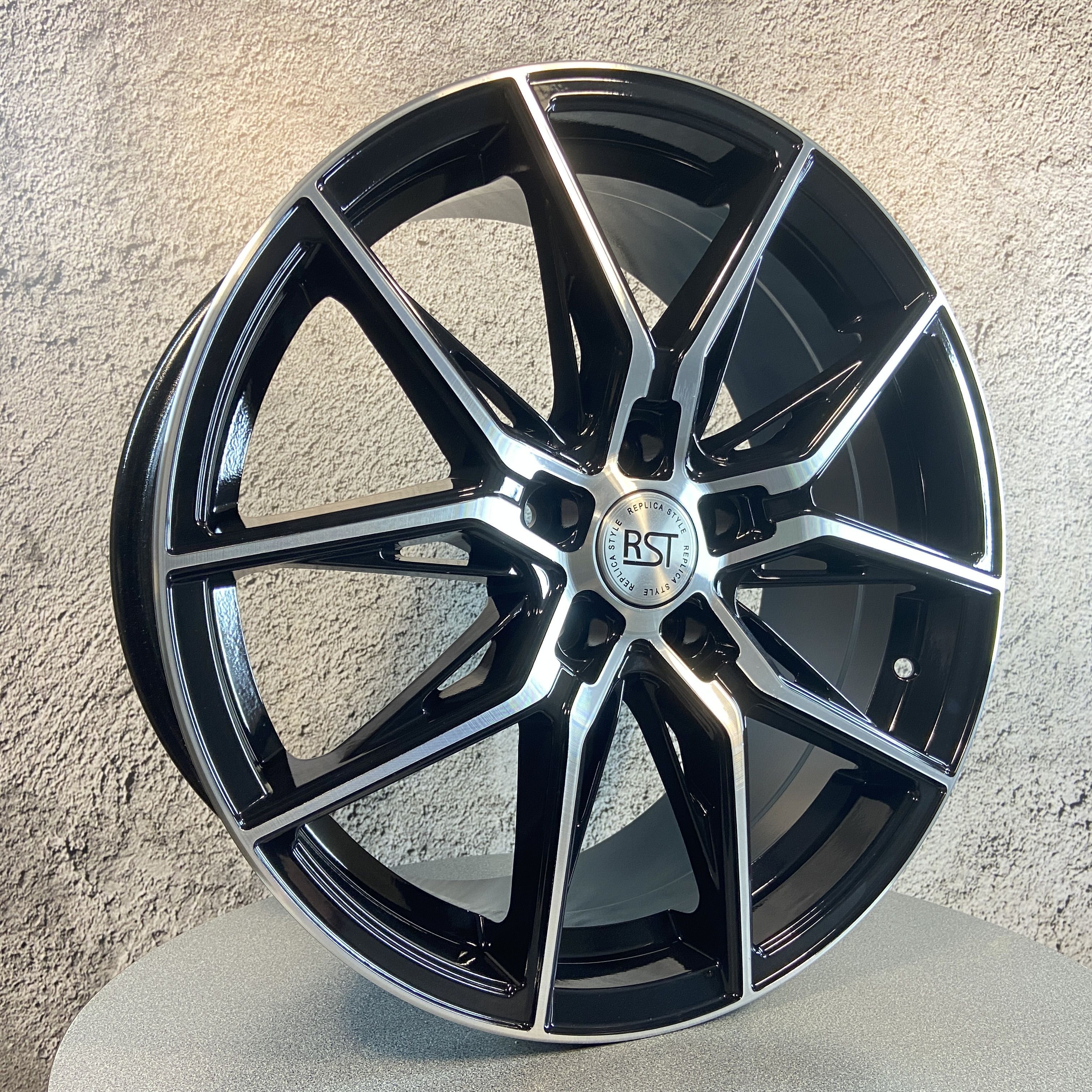 RST  Колесный диск Литой 18x7.5" PCD5х108 ET45 D63.4