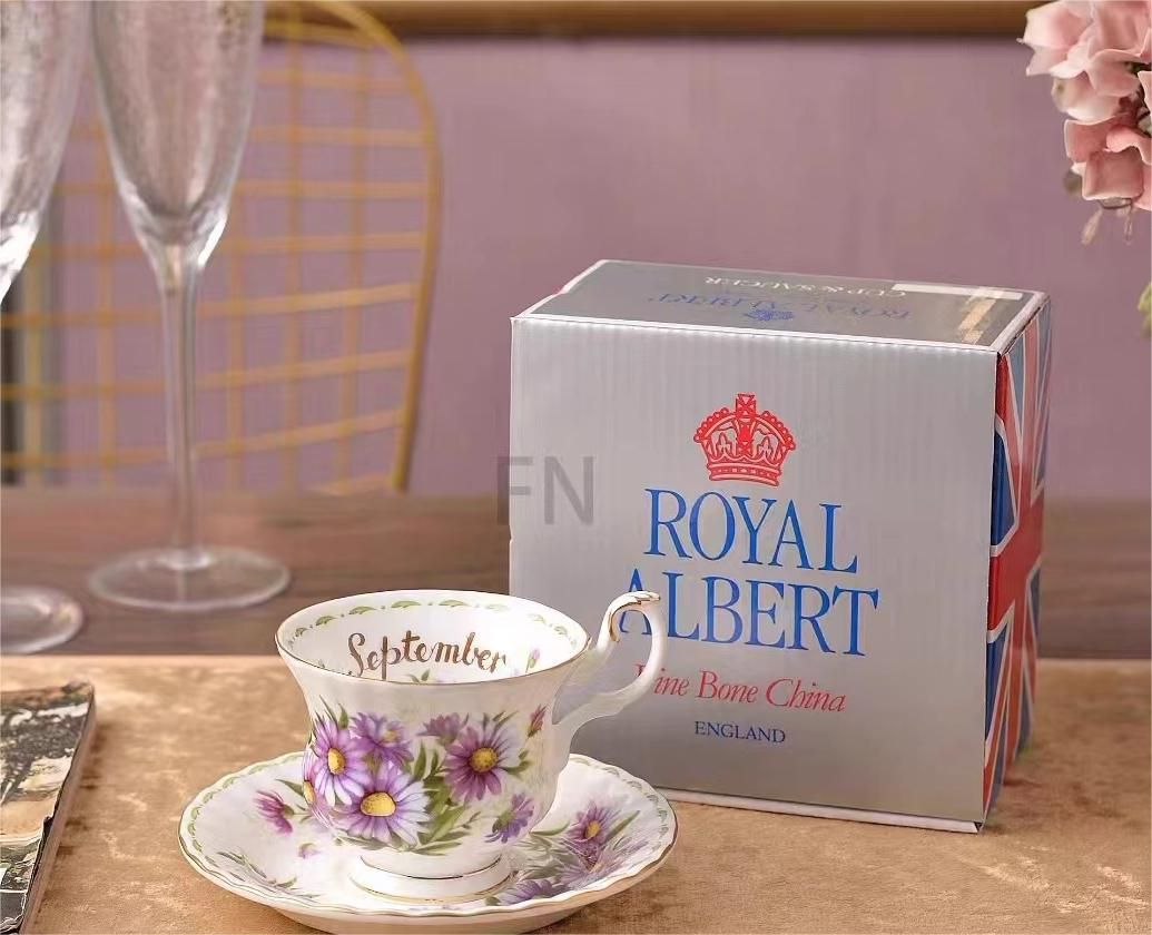 Чайная пара Royal Albert. Серия "Цветок месяца". Англия. Костяной фарфор. Клеймо 70-е гг. Сентябрьские маргаритки