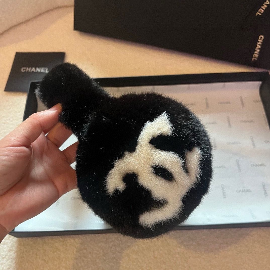 Наушники меховые Chanel