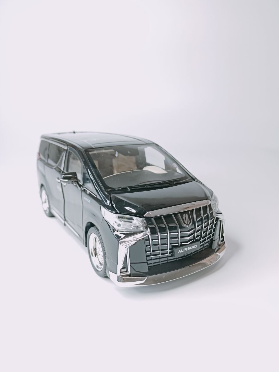 Коллекционная машинка игрушка металлическая Toyota Alphard для мальчиков масштабная модель 1:18 черный