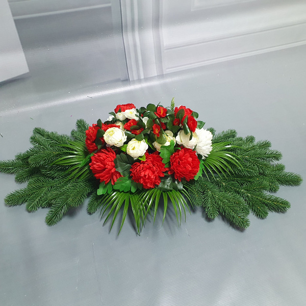 Ритуальная поляна траурная корзина из искусственных цветов на кладбище ...