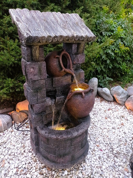 Характеристики Колодец с кувшинами, деревянная крыша. Уличный фонтан ...