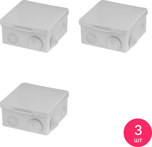 ассортимент пластиковых монтажных коробок для электропроводки на витрине магазина