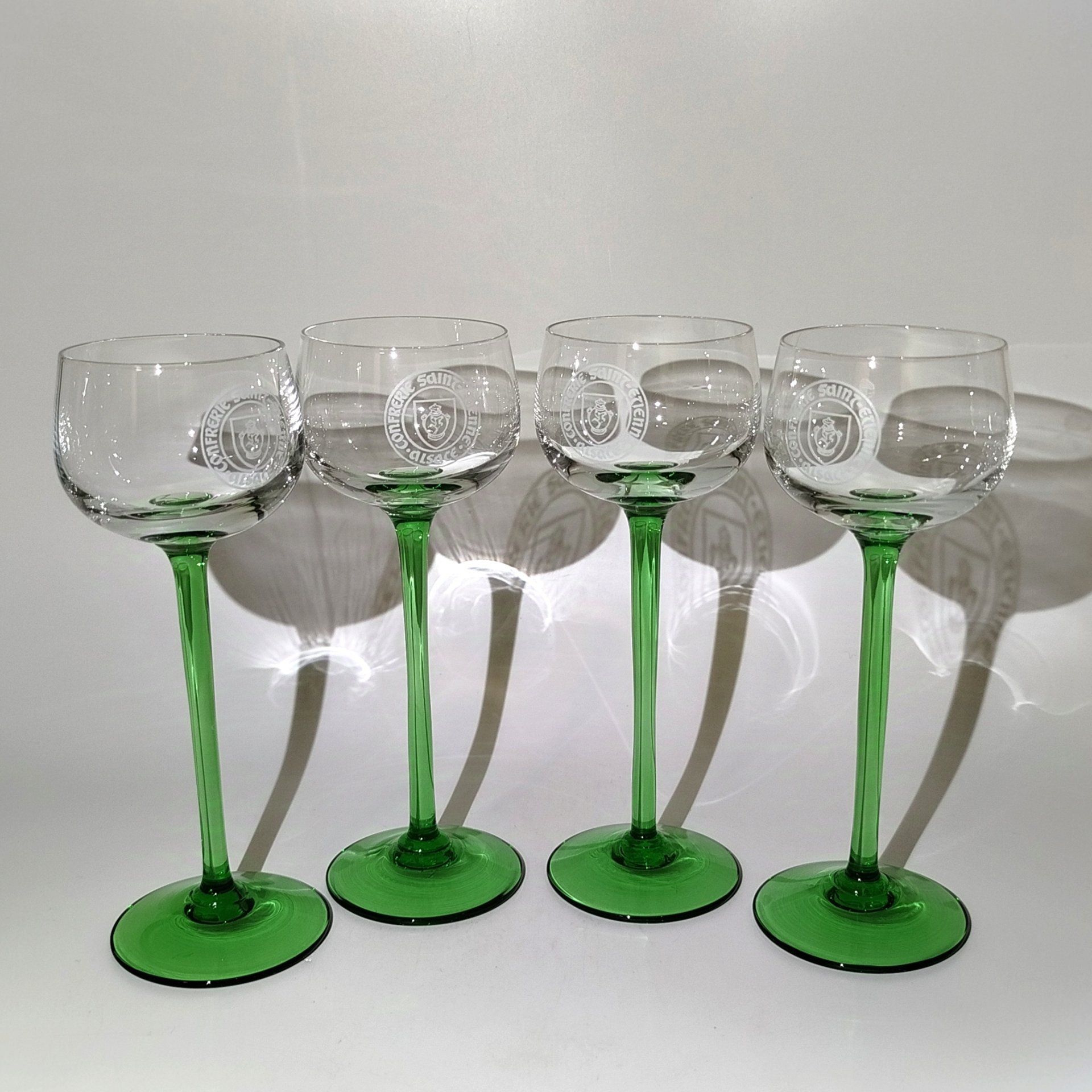 Набор из 4бокалов на тонкой зеленой ножке, Confrerie Saint-Etienne, для подачиликеров, стекло, Франция, 1970-1980 гг.
