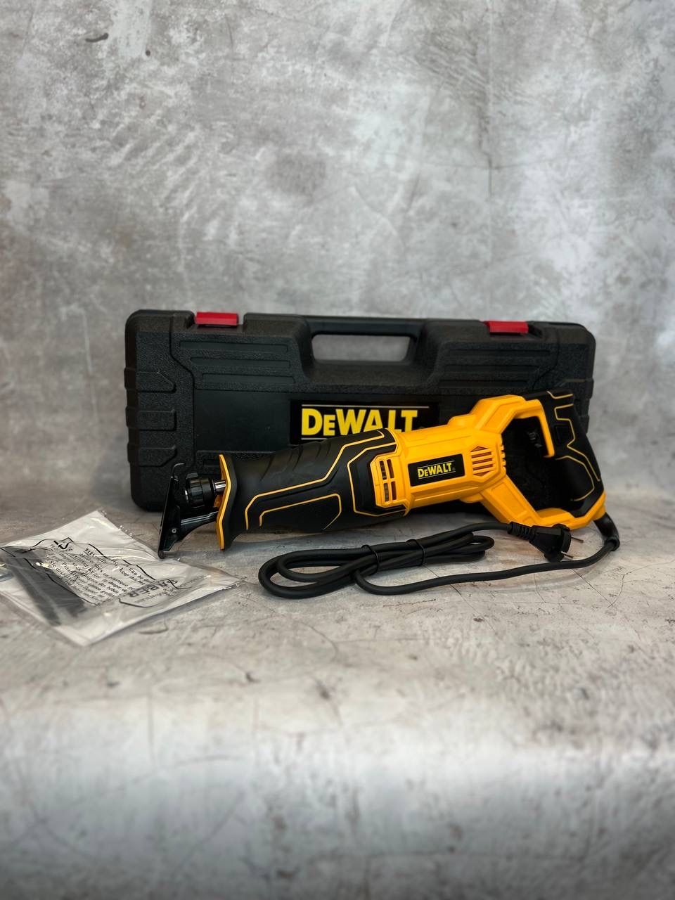 Сабельная пила DeWalt 1650W в кейсе