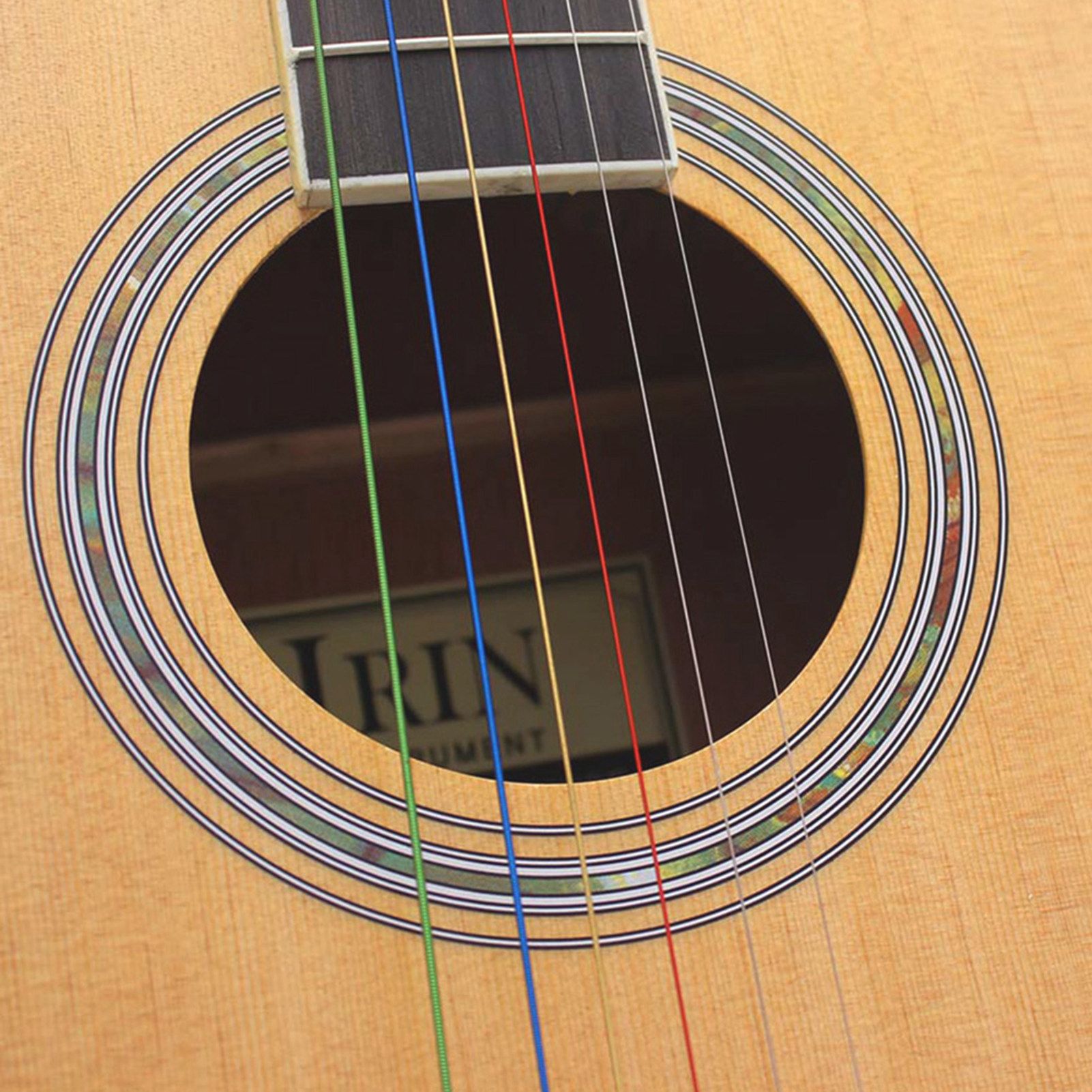 Струны для начинающих на классической гитаре. Нейлоновые струны на классическую гитару bellucci bc3820. Гитарные струны. Струны для начинающих на классической гитаре. Крепление струн к бриджу на классической гитаре.