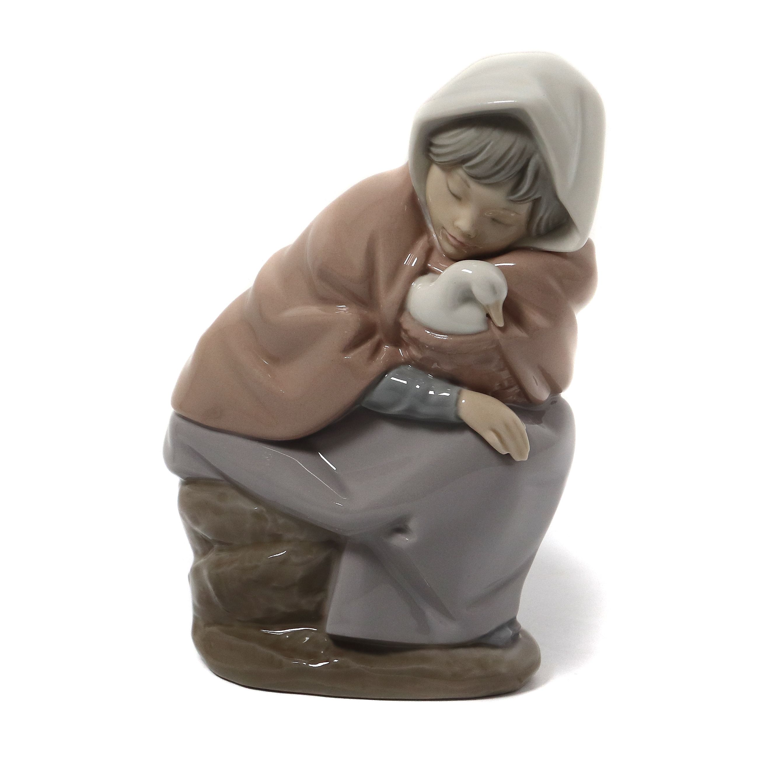 Фарфоровая фигура "Девочка с уткой в корзине". Испания, NAO by Lladro.