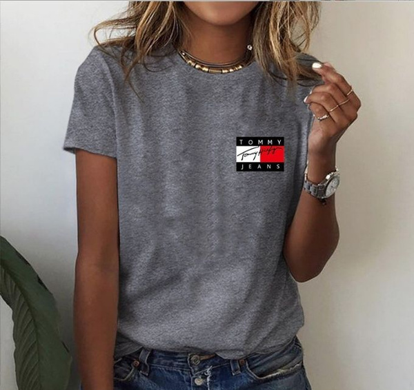 Футболка Женский Tommy Hilfiger серый, красный Короткий, размер 42 ...