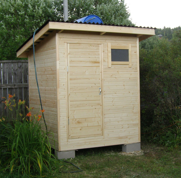 современный уличный душ из дерева на дачном участке