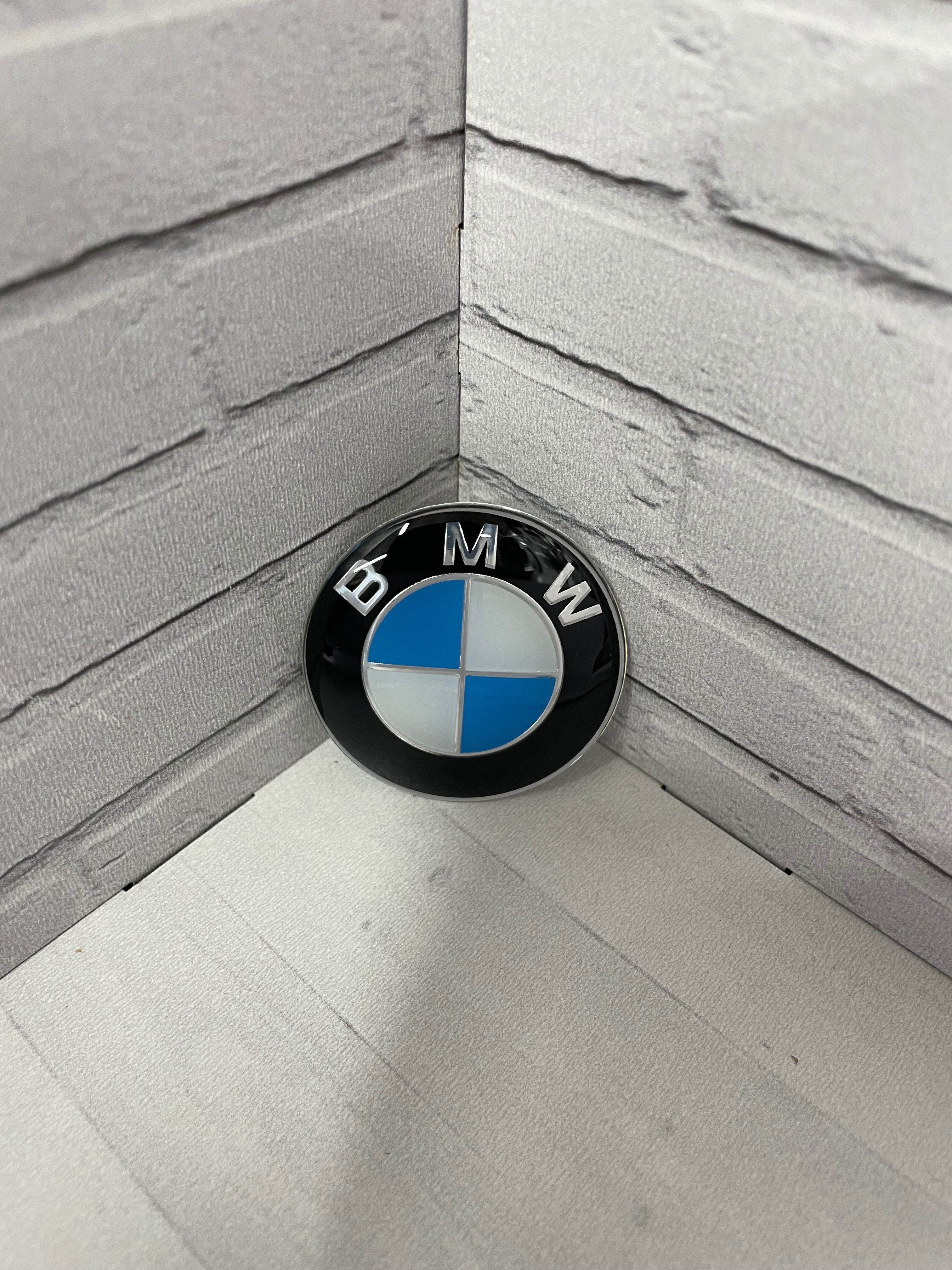 Эмблема Шильдик BMW БМВ на руль бело- голубой