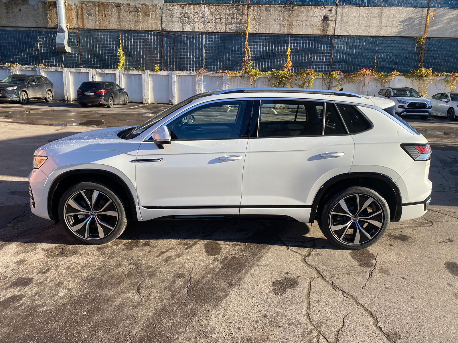 Volkswagen Tayron Автомобиль 2.0 л AMT, Внедорожник 5 дв. белый