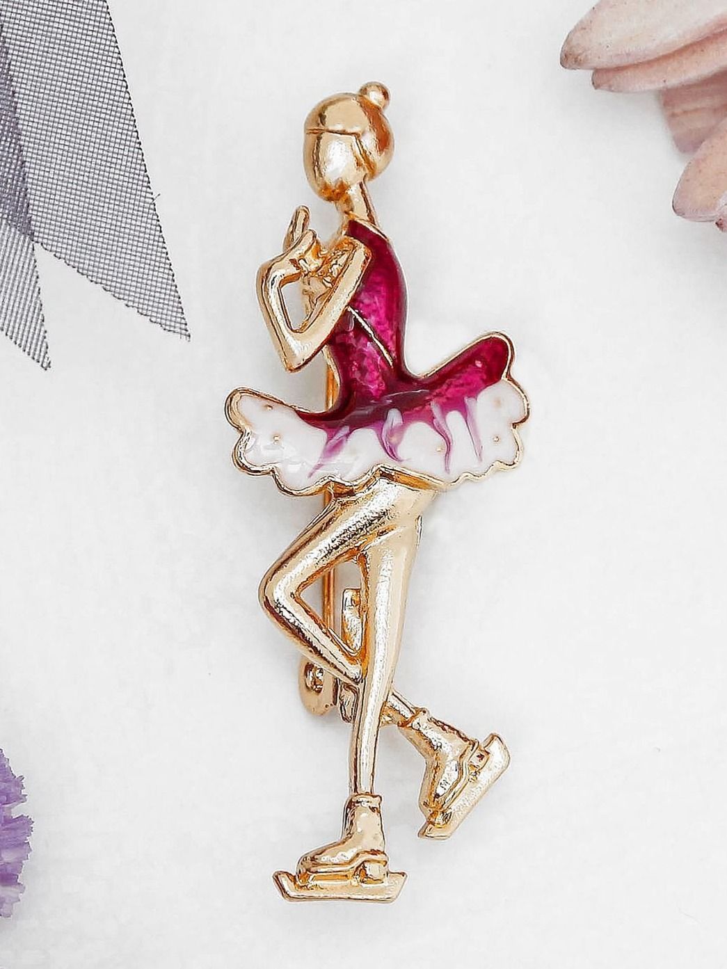 Брошь женская бижутерия "Фигуристка", цвет бело-малиновый в золоте