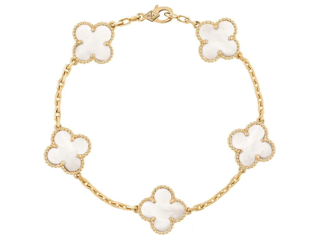 Van cleef arpels браслет. Золотой браслет ван клиф. Золотой браслет ван клиф. Браслет van cleef arpels alhambra. Alhambra браслет.