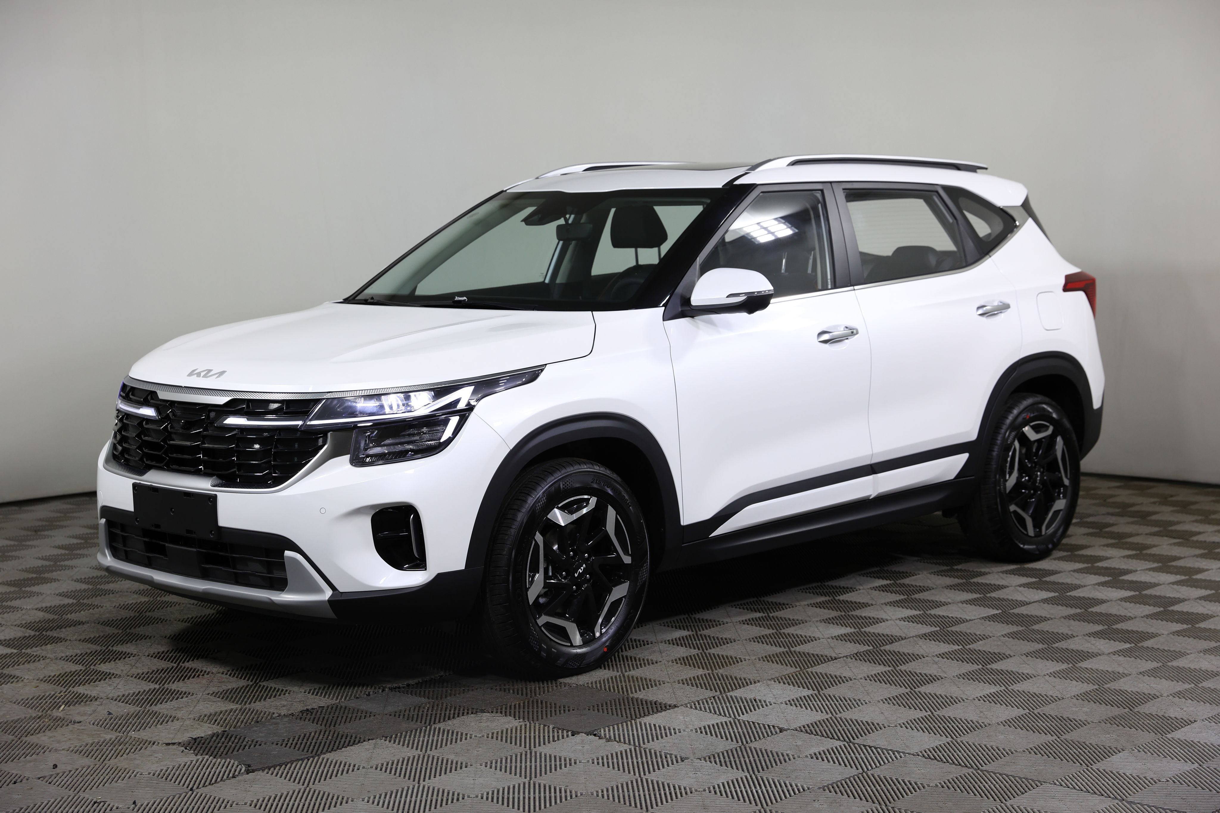 Kia Seltos Автомобиль 1.5 л CVT, Внедорожник 5 дв. белый