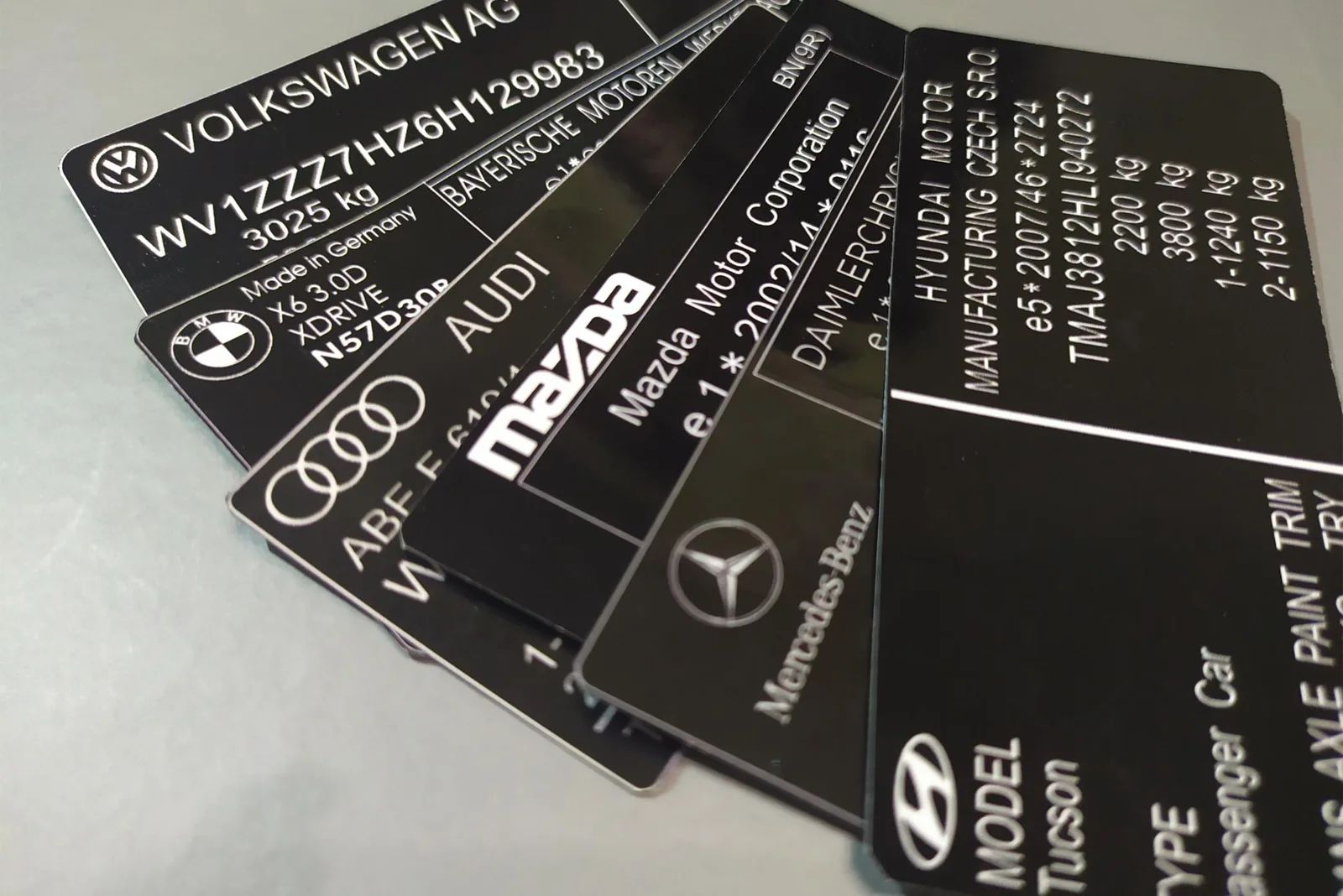 Наклейки вин кода на авто. Вин наклейки на авто. Вин наклейки на авто. Дублирующая табличка авто. Шильдик на кузов машины.