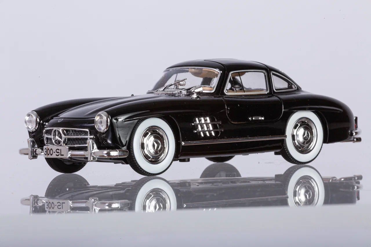 Машинка металлическая в подарочной коробке Mercedes 300SL 1:24, Коллекционная модель машины для взрослых, Игрушечный автомобиль с звуковыми и световыми эффектами для детей