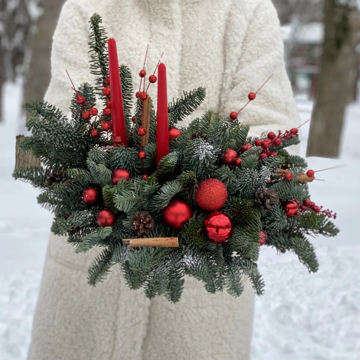 Новогодняя композиция из живой ели со свечами. Голубая ель