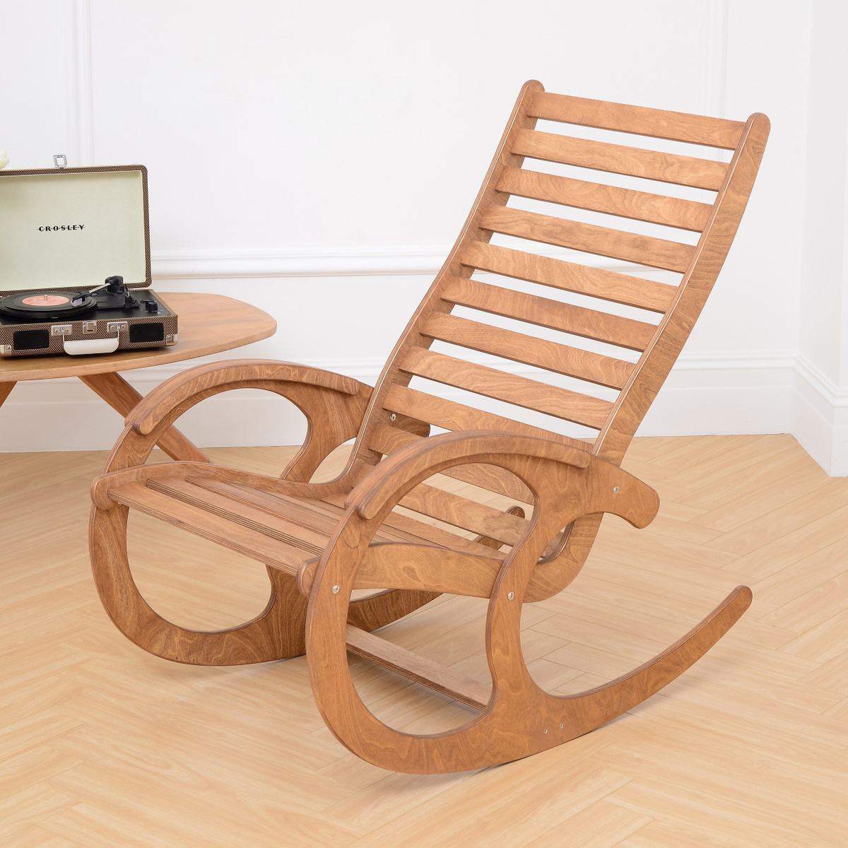 Эргономичность Дизайн и конструктив кресла-качалки обеспечивает удобную посадку и комфорт в эксплуатации. Частое расположение ламелей позволяет использовать его без дополнительных накидок.  Кресло выдерживает нагрузку до 120 кг.
