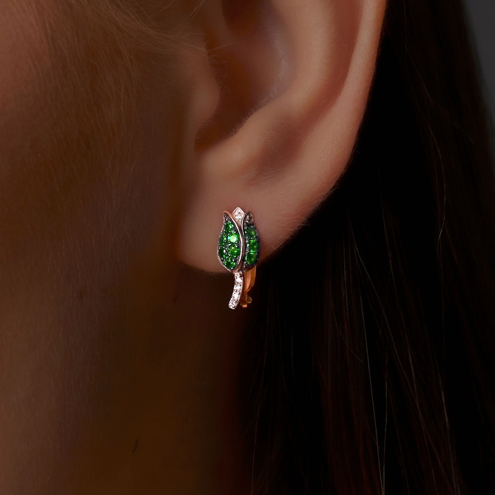 Серьги из серебра позолоченные с изумрудом и фианитами купить на OZON по низкой цене (268254815)