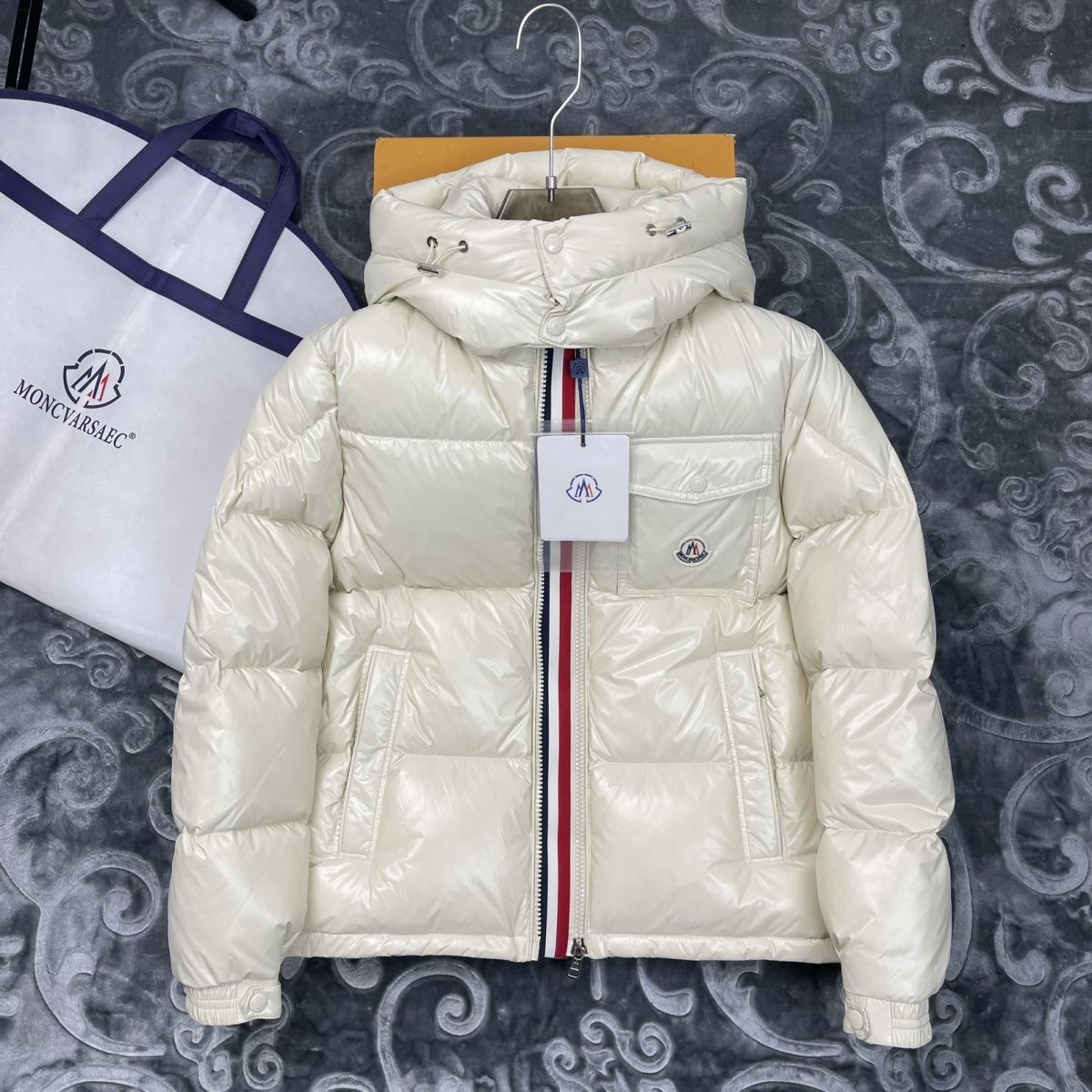 ПальтопуховоеMONCLER