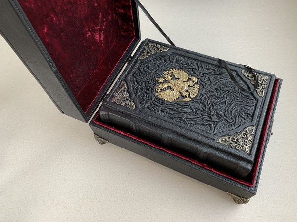 старинная книга с именем, выгравированным на коже