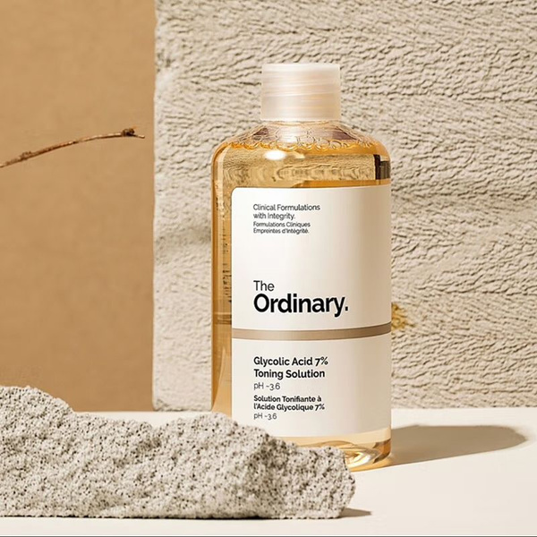 The Ordinary тонер с 7% гликолевой кислотой мягко очищает кожу от ...