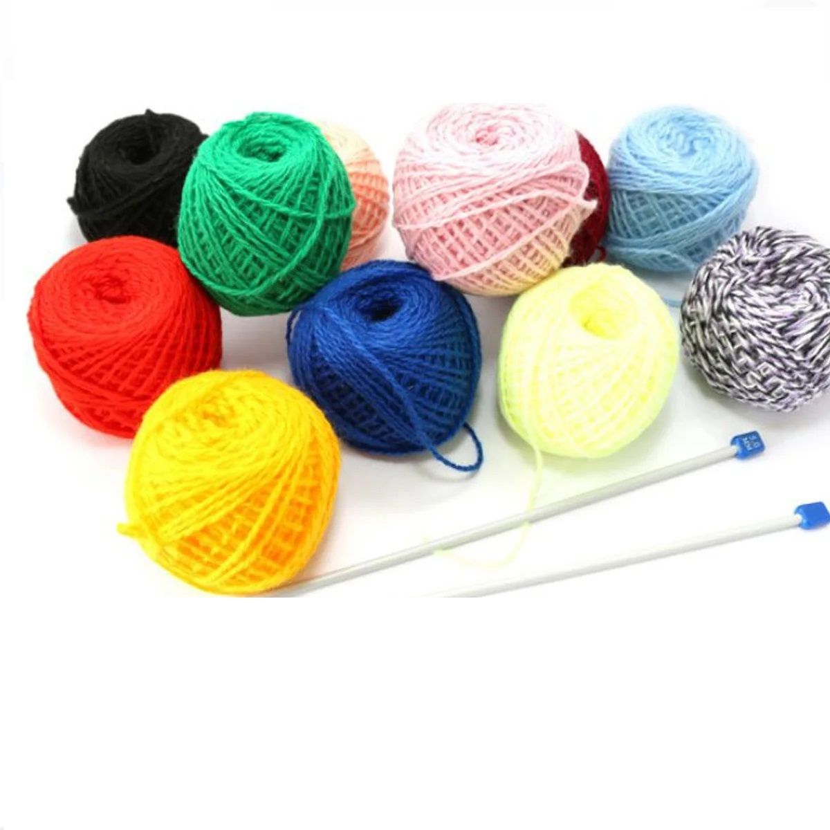 Клубок ниток. Клубки ниток для вязания. Клубок ниток со спицами. Клубки разного цвета. Мотки пряжи с петлями.