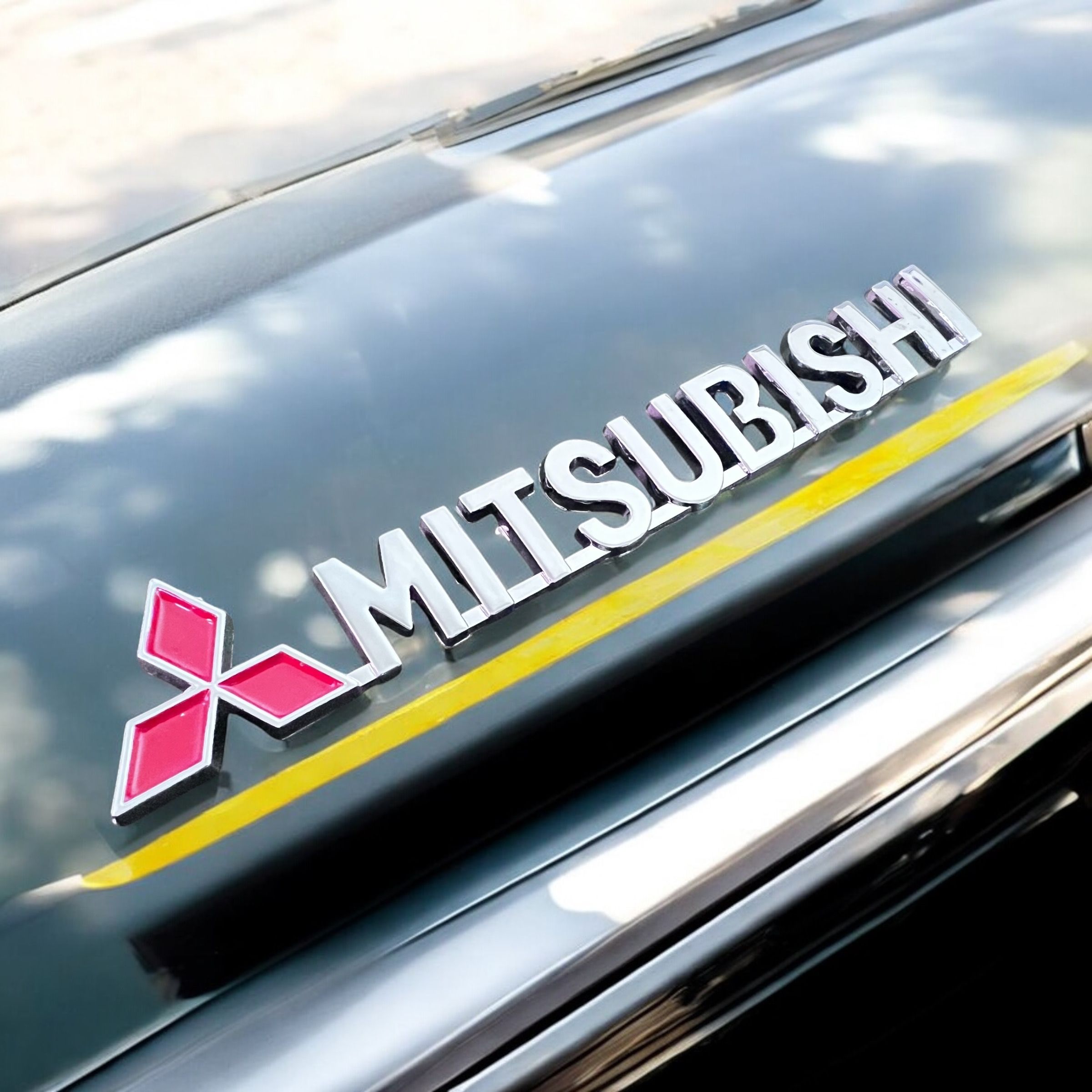 Эмблема/шильдик для автомобиля надпись Mitsubishi 2х17см , буквы слитны.