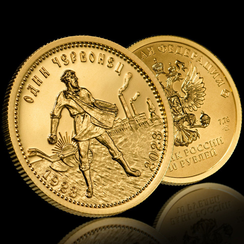 золотые инвестиционные монеты на фоне российского флага