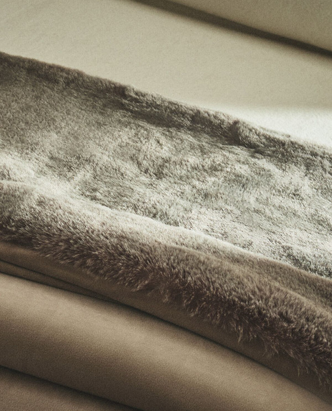Покрывало ZARA HOME Одеяло из искусственного меха ZARA HOME Средне ...