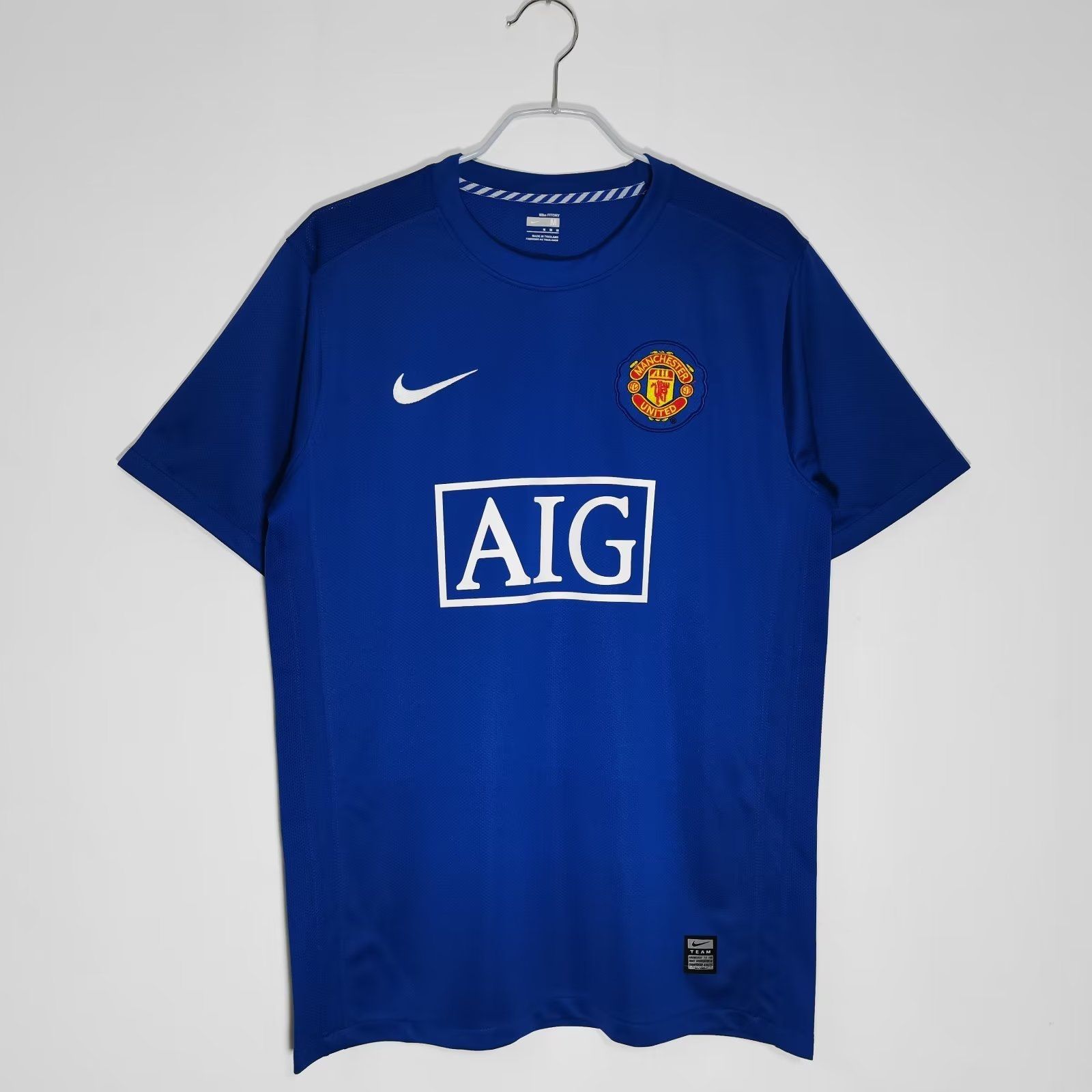 Футболка манчестер юнайтед 2008. Футболка manchester united красная aig. Футбольная форма манчестер юнайтед 2008. Футболка роналдо манчестер юнайтед. Форма манчестер юнайтед 2010.