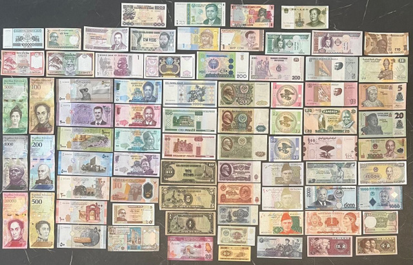 купюры разных стран и игровая валюта