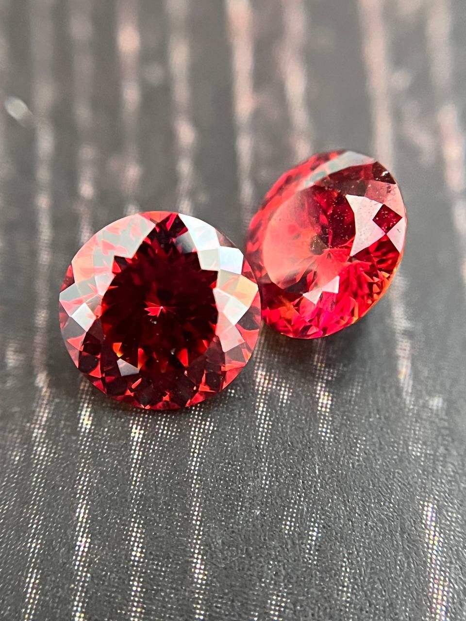 Муассанит красный гранат (Garnet) чистота VVS1 / 6,5мм 1 карат / 100 граней