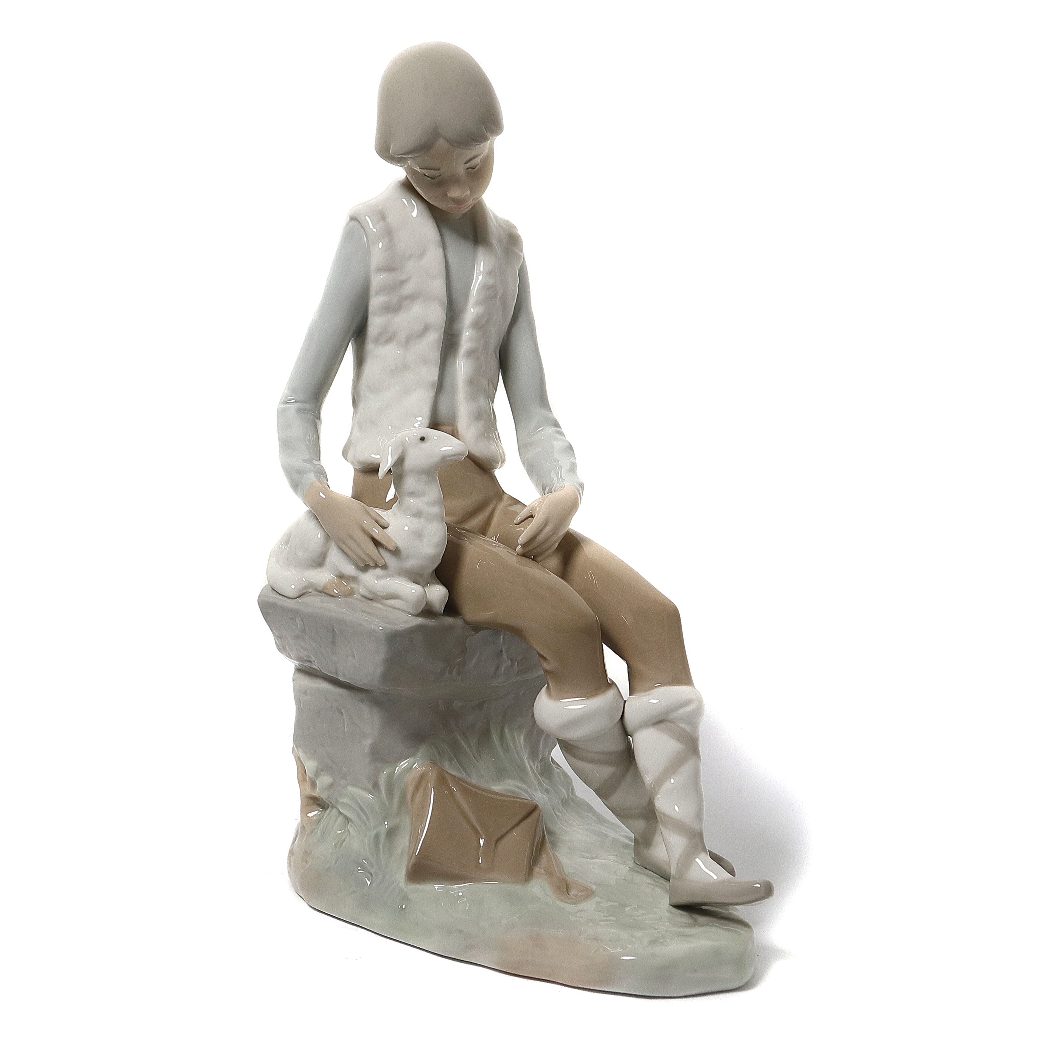 Фарфоровая фигура "Пастух с ягненком". Испания, NAO by Lladro.