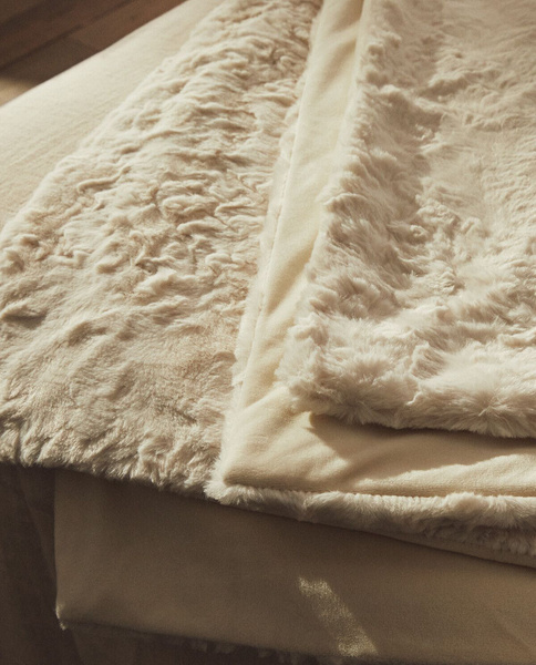 Покрывало ZARA HOME Одеяло из искусственного меха ZARA HOME Устрично ...