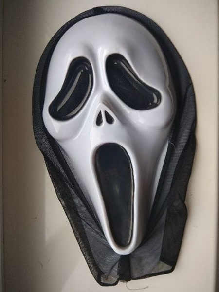 Игрушечные страшные маски. Включи маска оно маска. Включи маска оно маска. Человек с маской клоуна душа. Включи маска оно маска.