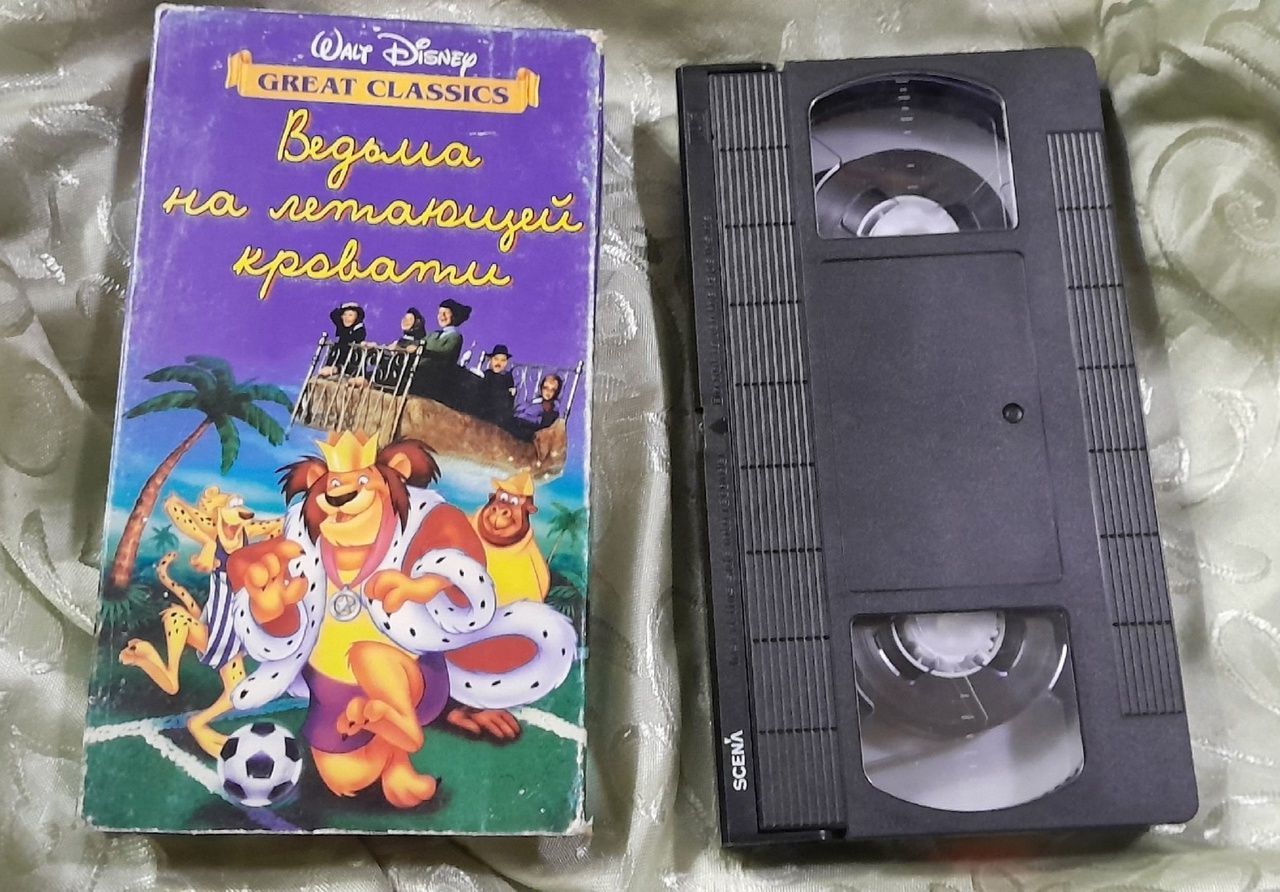 VHS-кассета "Ведьма на летающей кровати": лицензионная видеокассета Walt Disney