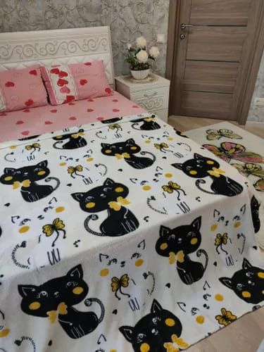 Плед плюш 180х200 см LUXURY TEXTILE белое покрывало с черными котиками ...