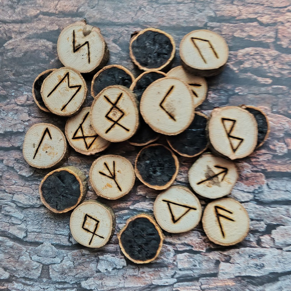 руны на деревянных плашках