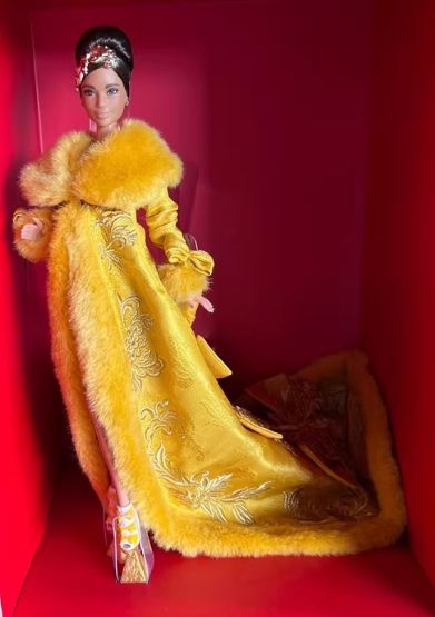 Barbie Guo Pei - Robe Jaune Doré - Édition Limitée Mattel (2022)