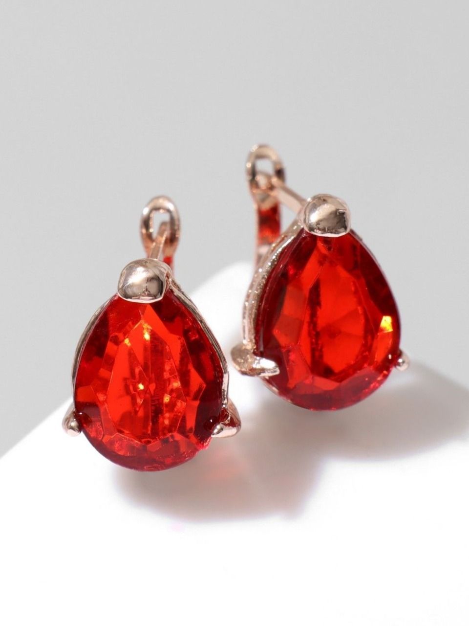 Серьги женские бижутерия со стразами, красные в розовом золоте